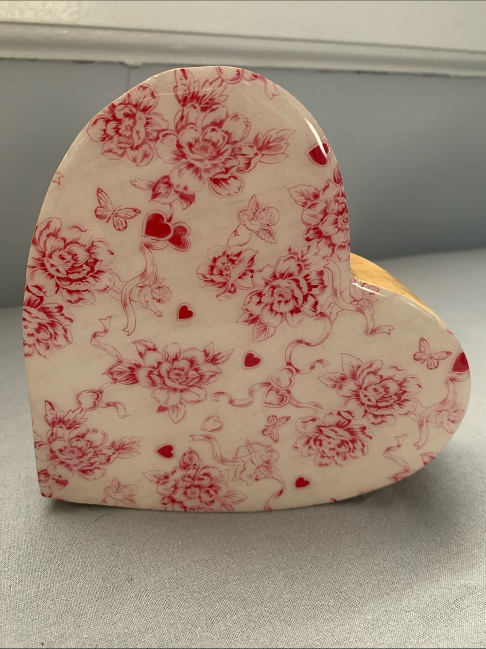 🆕-Rachel Zoe Wooden Heart with Red Floral Motif on a Cream laminate
